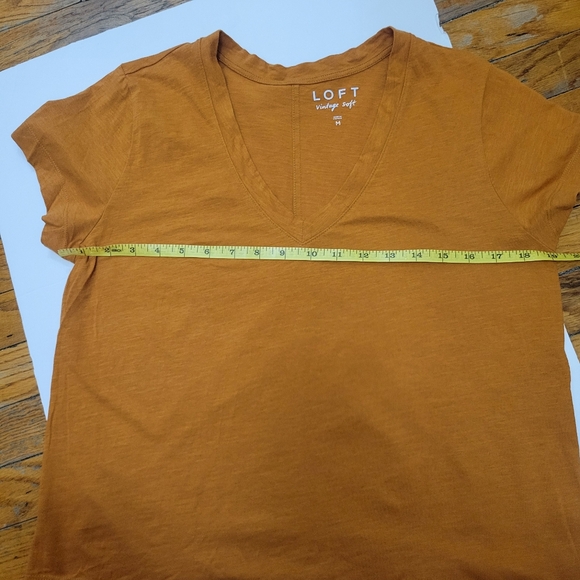 LOFT Short Sleeve V-Neck Tee - Amber EUC Casual Everyday Layering Basic - Picture 3 of 5
